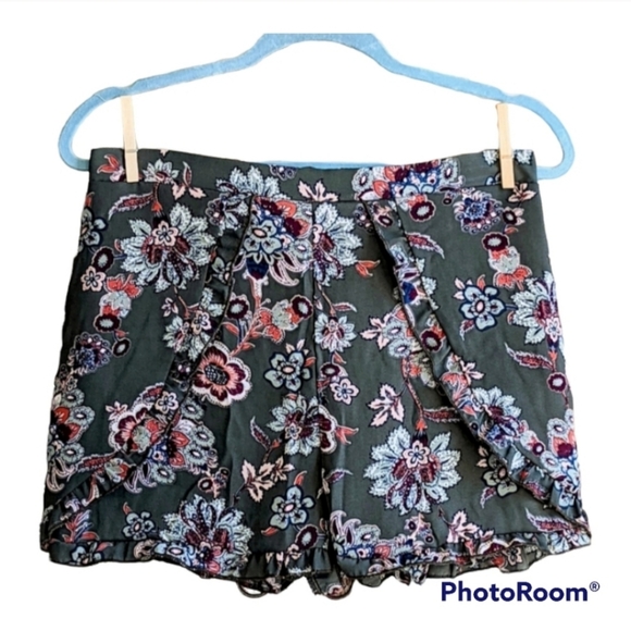 Floral Ruffle Tulip Shorts High Waist Dark Sage Green Paisley Print - Picture 3 of 3